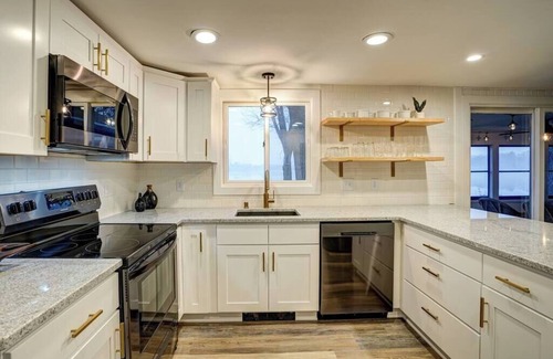 Tichigan House | White Pine Villa-Hot tub, Kayaks, Ice Fishing