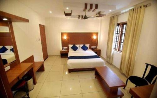Kumily Cabin | White Portico