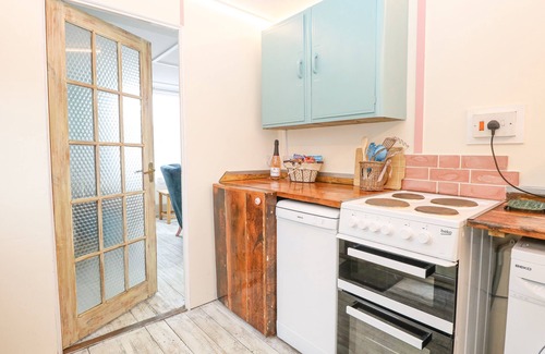 Irstead Cottage | WHITE RABBIT, CROSS LANE, pet friendly in Eccles-On-Sea