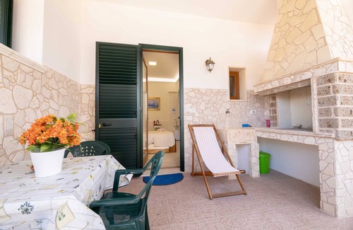 Capilungo Bed & Breakfast | White Room - B&B Pilella: Elegance by the Sea
