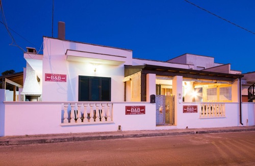 Capilungo Bed & Breakfast | White Room - B&B Pilella: Elegance by the Sea