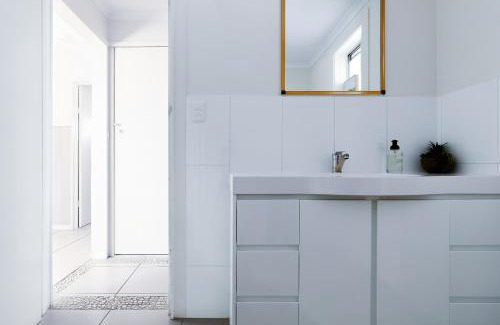 Four Mile Creek House | White Sands Coastal Getaway – Steps to the Shore