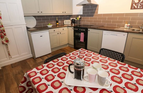 Giggleswick Cottage | WHITEFRIARS LODGE, family friendly, with a garden in Settle