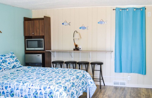 Whitehall Hotel | Whitehall Cottages Boutique Motel - 2 Full Beds