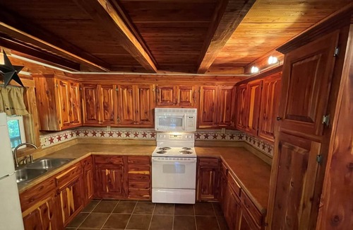 Rome Cabin | Whitetail Lodge, Twin Lakes Country Cabins
