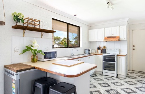 Callala Beach House | Whitewash - Pet Friendly - 5 Mins Walk to Beach