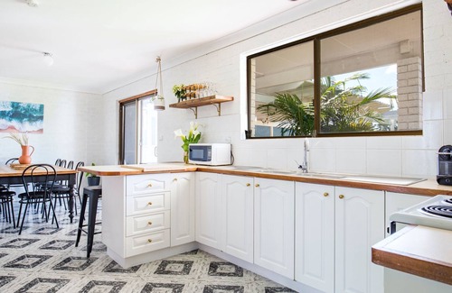 Callala Beach House | Whitewash - Pet Friendly - 5 Mins Walk to Beach