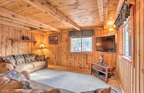 Deadwood House | Whitewood Cabin Deck, Gas Grill and Hot Tub!