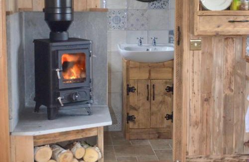 Silverstone Apartment | Whittlewood Shepherd's Hut in Silverstone, Cosy, Rural, Views
