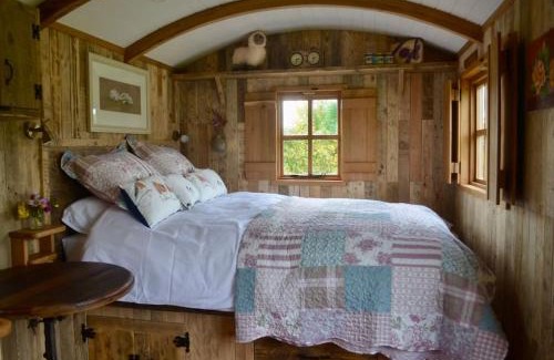 Silverstone Apartment | Whittlewood Shepherd's Hut in Silverstone, Cosy, Rural, Views