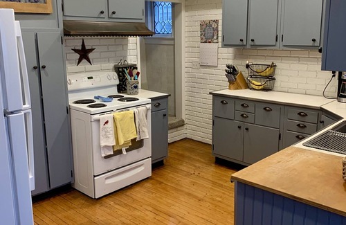 Hillsdale House | Whole Home Perfect for a Couple or Young Family, Close to Hillsdale College