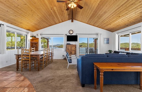 Bradley Cabin | Whole Peninsula (6 houses with 1 studio and 3 boat docks)