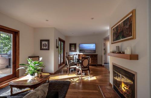 West Vancouver Apartment | Whytecliff Park place near ocean