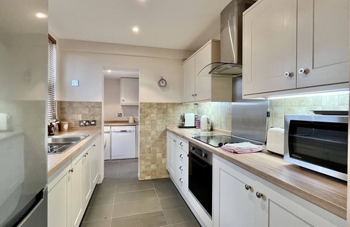 Chichester Cottage | Wickland Cottage by inspirestays.com - a cottage that sleeps 5 guests in 3 bedrooms