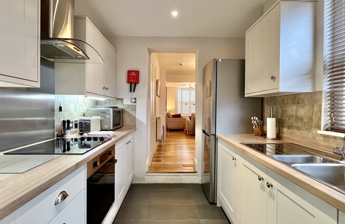 Chichester Cottage | Wickland Cottage by inspirestays.com - a cottage that sleeps 5 guests in 3 bedrooms