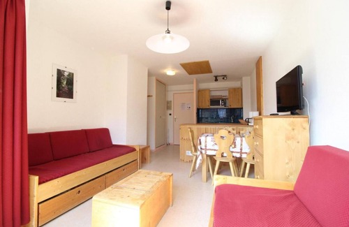 Val Cenis Apartment | Wifi, 100m from resort center, 3rd floor, view street, balcony, parking, tv, ski locker, 33m²