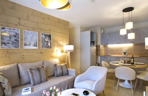 Eclose-Est Apartment | Wifi, 50m from ski slopes, fitness, sauna, hammam, balcony, tv, ski locker, 58m², Alpe d'Huez