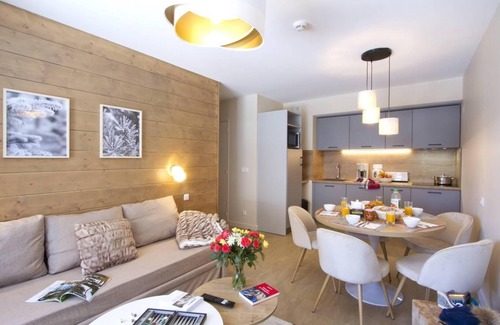 Eclose-Est Apartment | Wifi, 50m from ski slopes, fitness, sauna, hammam, balcony, tv, ski locker, 58m², Alpe d'Huez