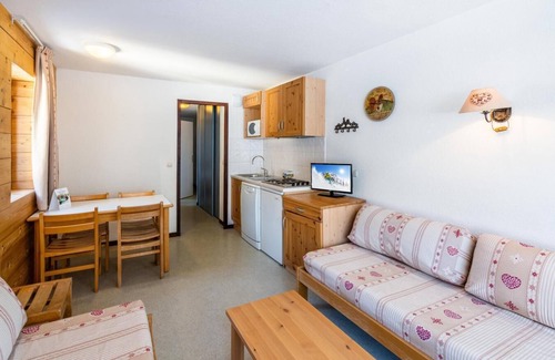Les Esserts Apartment | Wifi, 50m from ski slopes, view mountain/ski slopes, balcony, parking, tv, ski locker, 27m²