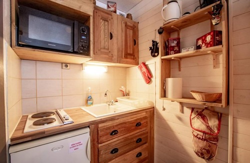 Valfrejus Apartment | Wifi, 70m from ski slopes, 1st floor, view mountain, balcony, tv, ski locker, 19m², Valfréjus