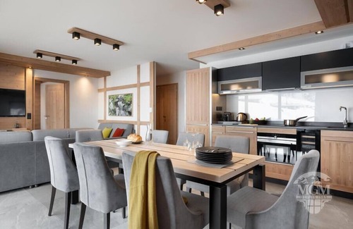 Manigod Apartment | Wifi, ski-in/ski-out & foot of the slopes, view ski slopes, swimming pool, sauna, hammam, balcony