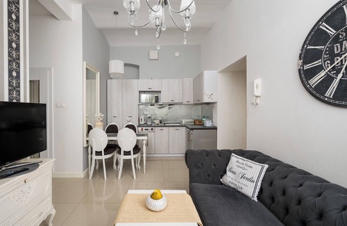 Srodmiescie Południowe Apartment | Wilcza City Centre Chic Apartment
