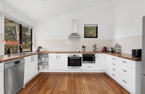 Barrengarry House | Wild Rose Cottage Kiaroo Estate