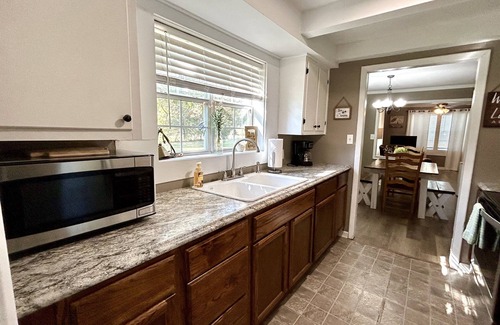 Paragould House | Wildflower Cottage : Country Home Near Town