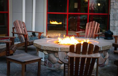 Clive Hotel | Wildwood Lodge & Suites