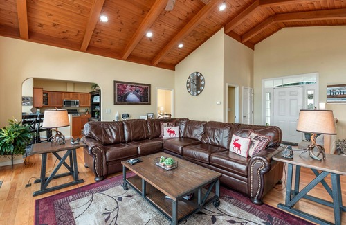Laurel Park House | *Wildwood Mountain Lodge*Scenic View-Luxury Living Near Asheville/Hendersonville