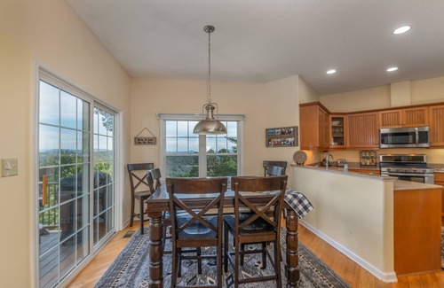 Laurel Park House | *Wildwood Mountain Lodge*Scenic View-Luxury Living Near Asheville/Hendersonville
