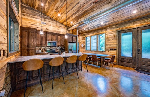 Broken Bow Cabin | WILL HIKE FOR TACOS luxury spacious cabin, cozy, quiet, amazing deck. sleeps 8