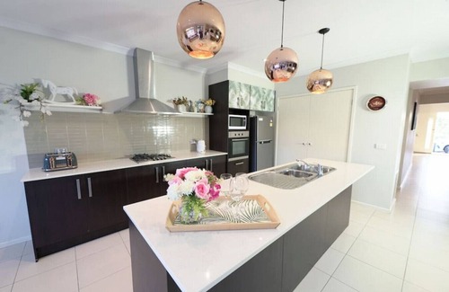 Williams Landing House | Williams Landing 8Beds Designer Decor Home