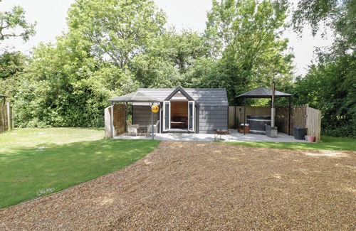 Middleton Cheney Cottage | WILLOW LODGE AT BRIDGE LAKE FARM & FISHERY, romantic in Chacombe