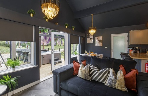 Selby Cottage | Willow Lodge - sleeps 2 guests in 1 bedroom