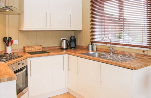 Hopton Castle Cottage | WILLOW RIVER LODGE, with hot tub in Clun