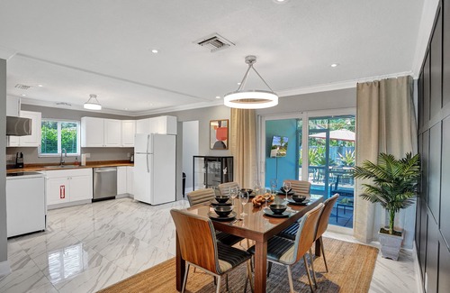 Oakland Park House | Wiltons Garden Getaway. Walk to Wilton Dr. BBQ