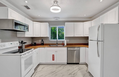 Oakland Park House | Wiltons Garden Getaway. Walk to Wilton Dr. BBQ