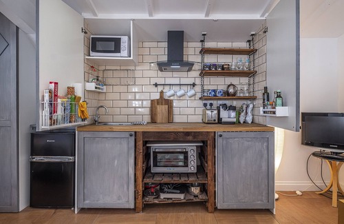 Village Apartment | Wimbledon Village, London Guest Studio with Parking