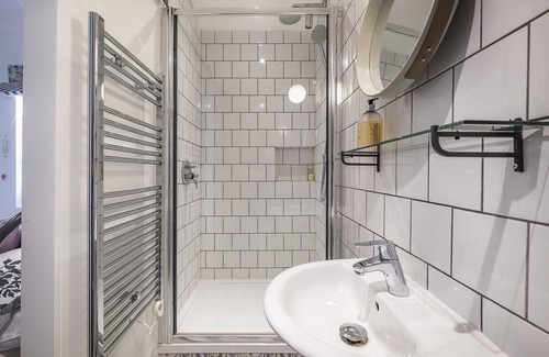 Village Apartment | Wimbledon Village, London Guest Studio with Parking