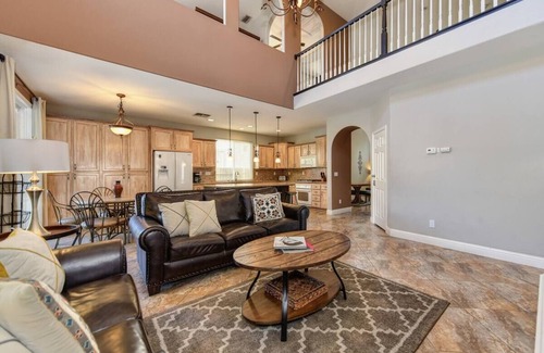 Westlake House | WIND HOUSE Luxury Next to Downtown OldTown Airport SleepTrain Arena Pool Sauna