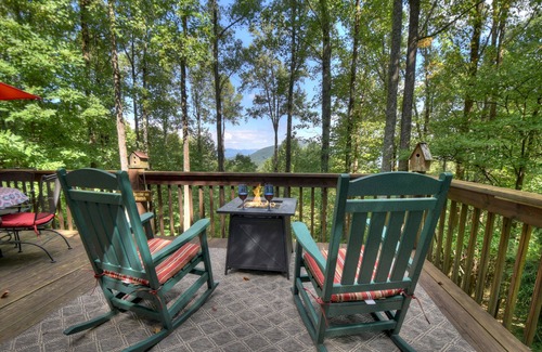 Walnut Mountain Cabin | Wind Rush- Pet-friendly retreat featuring breathtaking mountain views, hot tub, WiFi, paved roads, and convenient proximity to downtown Ellija