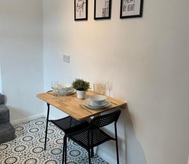 Gateshead Apartment | Windsor 4 - Spacious beautiful 4 bdrm maisonette nr Ncle free wifi free parking