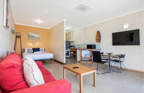 Lancelin Apartment | Windsurfer Beach Chalet 4