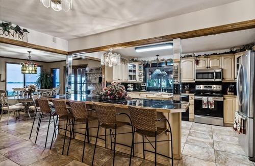 Highland House | Windy Point Estate - On Lake Istokpoga-5bdr. 5 1/2bath 7 beds. Amazing grounds