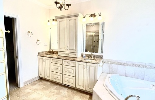 Henrico House | Windy Pointe Retreat - 5200sqft, 7 bed/4 bath, lakefront, arcade & game room!