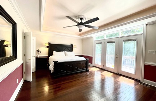 Henrico House | Windy Pointe Retreat - 5200sqft, 7 bed/4 bath, lakefront, arcade & game room!