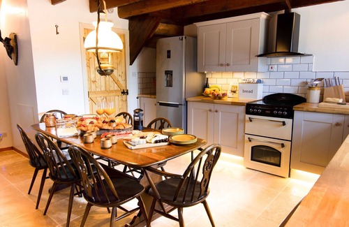 Fraserburgh Cottage | Windyheads Bothy. 5 bed, 2 bathroom with Hot tub, Sauna and Plunge