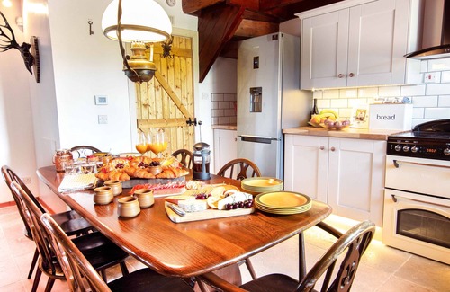 Fraserburgh Cottage | Windyheads Bothy. 5 bed, 2 bathroom with Hot tub, Sauna and Plunge