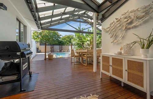 Port Noarlunga Villa | Wine Coast Oasis with 5 bedrooms, private Pool and Hot Spa in Port Noarlunga